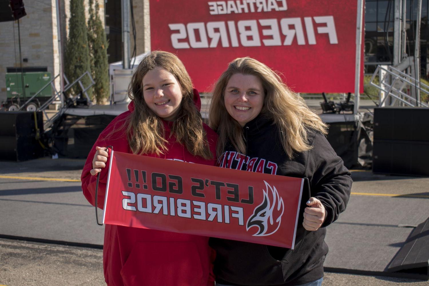 A couple of Firebirds fans show their spirit at 首页coming.